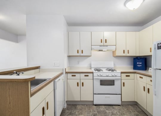 Fully Equipped Kitchen at Hurwich Farms Apartments, South Bend, 46628