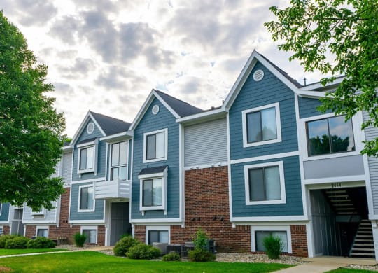 Exterior View at Hurwich Farms Apartments, South Bend, IN