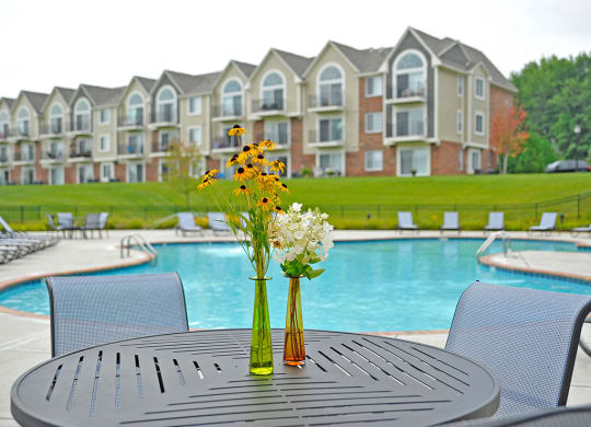 Swimming Pool With Sundeck at LakePointe Apartments, Ohio