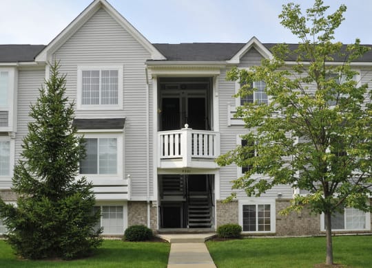 Walking Paths to Apartments at LakePointe Apartments, Batavia, OH, 45103