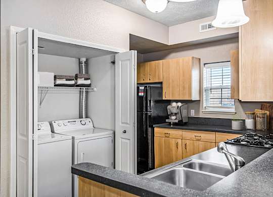 An end style kitchen with a washer and dryer at Lynbrook Apartments and Townhomes, Elkhorn, NE, 68022