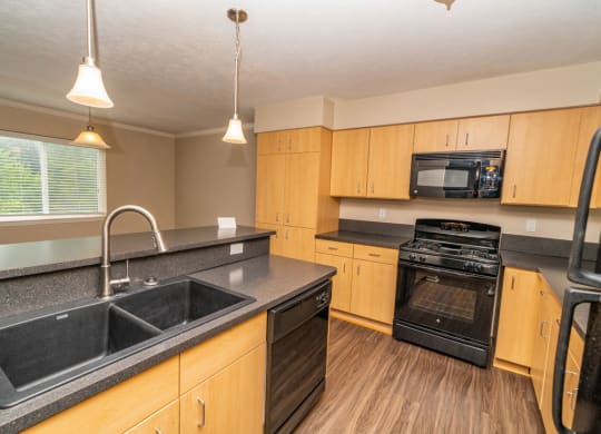 Fully Furnished Kitchen with Island at Lynbrook Apartment Homes and Townhomes, Elkhorn