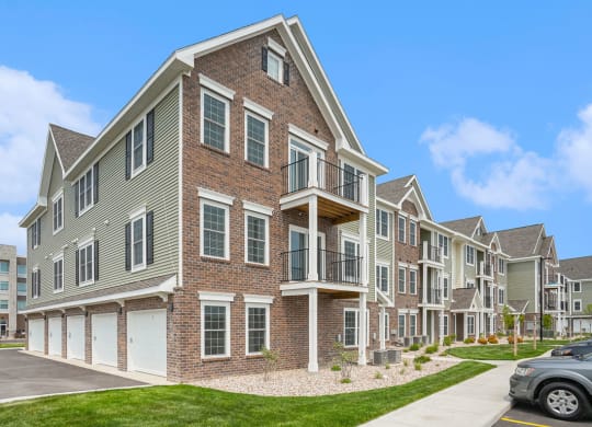 the estates at tanglewood|building exterior at Meadowbrooke Apartment Homes, Grand Rapids