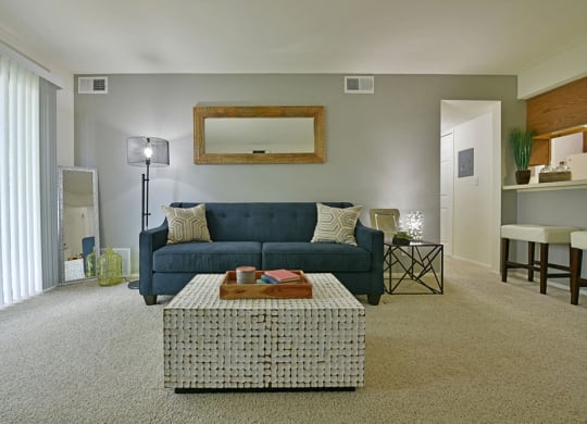 Living Room at Windemere Apartments, Farmington Hills, MI, 48335
