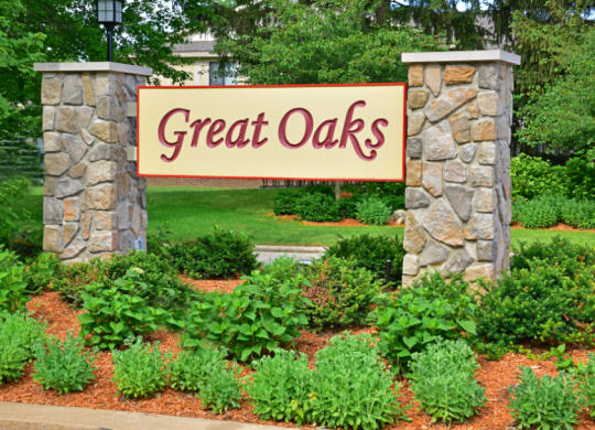 a sign that says great oaks at Beacon Hill and Great Oaks Apartments, Rockford, 61109