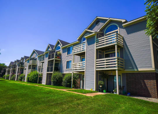 Expertly Maintained Grounds at Pine Knoll Apartments, Battle Creek