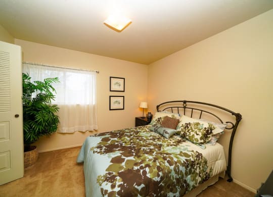 Spacious One and Two Bedroom Apartments at Pine Knoll Apartments, Battle Creek