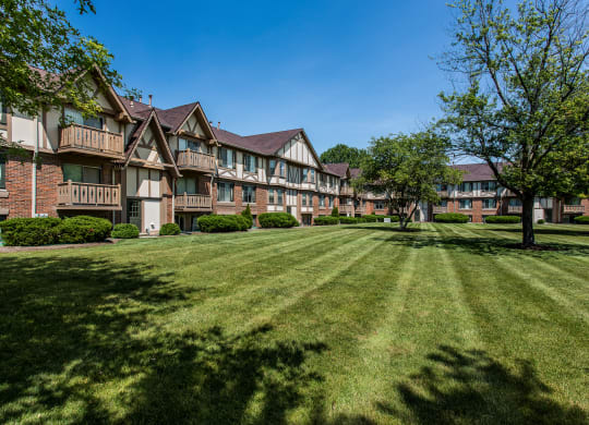 Green space courtyard at Polo Run Apartments, Greenwood, IN