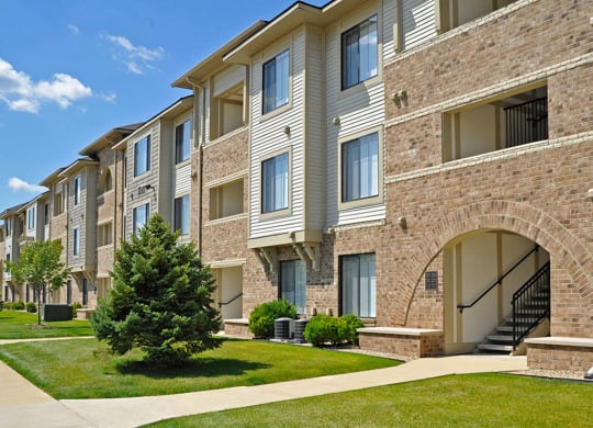Walking Paths to Apartments at Prairie Lakes Apartments, Peoria, IL, 61615