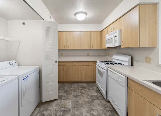 A kitchen with a washer and dryer at Stoney Pointe Apartment Homes, Wichita
