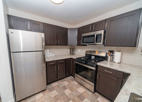 Fully Equipped Kitchen With Modern Appliances at Strathmore Apartment Homes, West Des Moines, IA