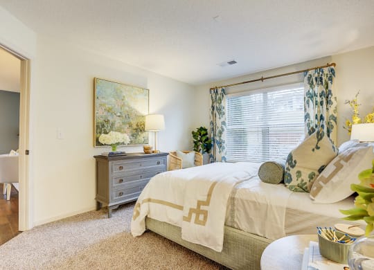 Bedroom with Carpeted Flooring at Sunscape Apartments, Roanoke, 24018