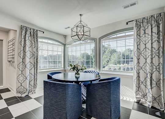A dining room with a round table and chairs. at Sunscape Apartments, Roanoke, 24018