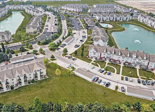 A bird's eye view of an apartment community with garages and a swimming pool at Tracy Creek Apartments, Perrysburg