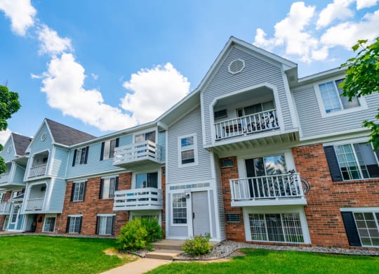 Private Balconies Offered at Trappers Cove Apartments, Lansing, MI, 48910