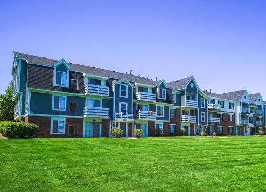 Expertly Landscaped Grounds at Walnut Trail Apartments, Michigan