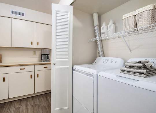 A kitchen with a full-size washer and dryer at West Hampton Park Apartments in Elkhorn, NE 68022