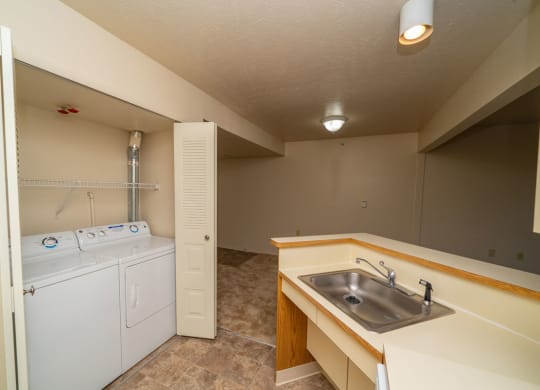 One Bedroom Kitchen with Washer/Dryer at Windmill Lakes Apartments, Holland, 49424