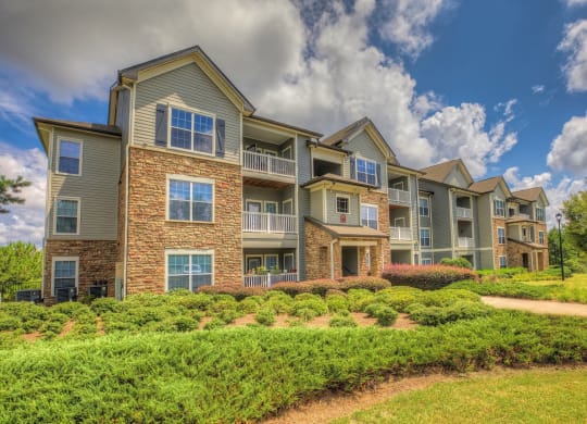 Luxury Apartments in Newnan| Stillwood Farms Apartments | Beautiful Landscaping