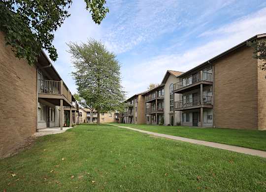 Peaceful Park-Like Community at Summerwood Commons Apartments in Euclid OH