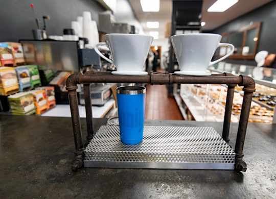 Tray with a blue cup and a top tray with two white cups, for pour over coffee
