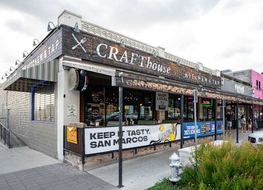 A storefront with a sign that says Craft House.