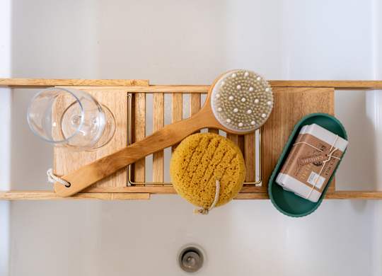 Bathtub with body brush