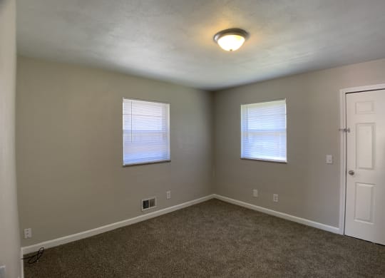 Room with 2 windows