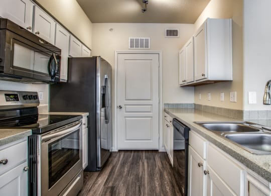 Hudson Miramont Apartments Kitchen