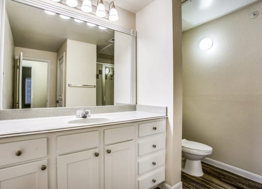 Hudson Miramont Apartments Bathroom