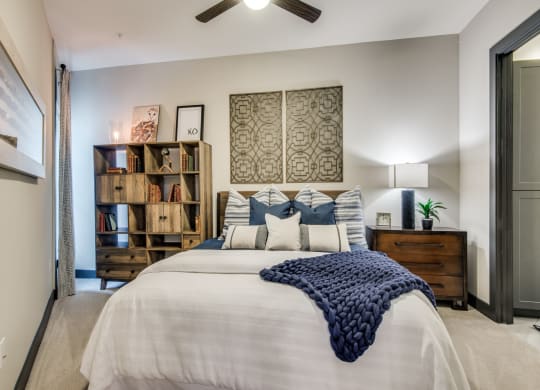 the retreat at thousand oaks apartment bedroom with ceiling fan and bookshelf