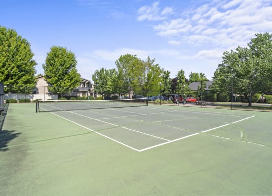 a tennis court at the whispering winds apartments in pearland, tx