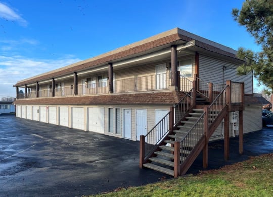 Creekside Apartments Exterior and Garages