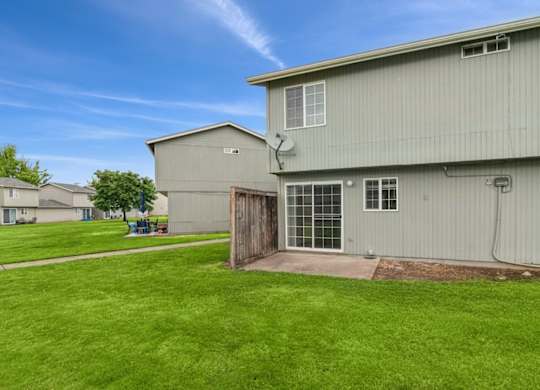 Evergreen Townhouses in Springfield, Oregon Exterior and Private Patio