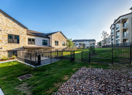 the preserve at ballantyne commons apartments courtyard and yards with grass