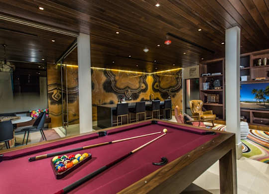 Vinz on Fairfax Apartments in Los Angeles, California Lounge with Pool Table