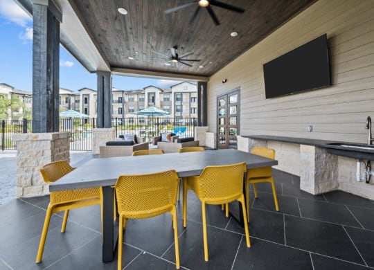 Redbird Ridge Apartments Outdoor Seating
