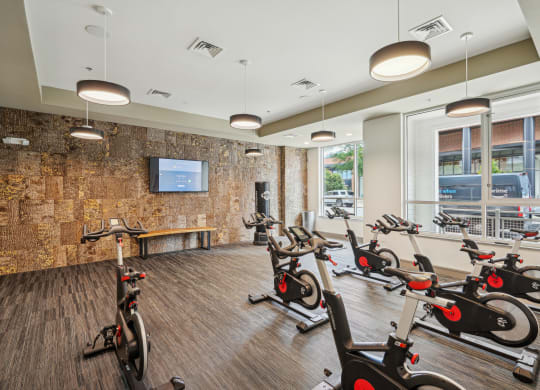 the gym at the landing at pullman apartments in pullman
