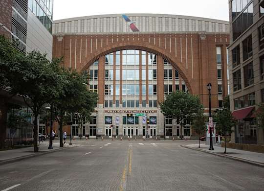 A large building with a large arched entrance and a sign that says "Washington Capitals".