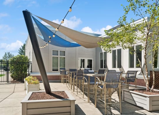 outdoor patio lounging and dining area at HighPoint apartments