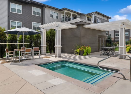 hot tub and outdoor lounging area at Carrick Bend apartments