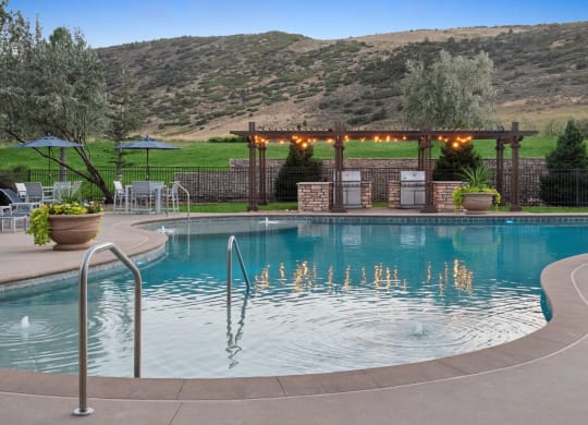 poolside grilling area and al fresco dining at Dakota Ridge apartments