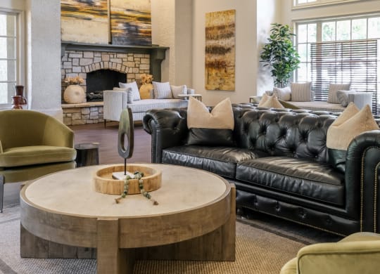 social lounge with comfortable seating at Stoneleigh on Spring Creek apartments