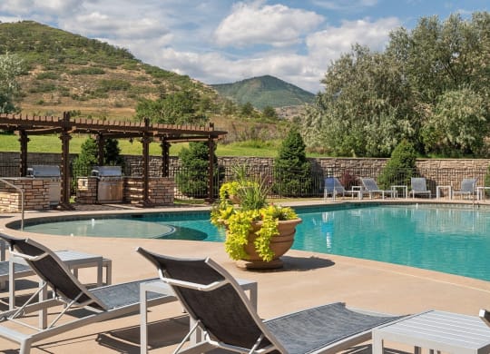 swimming pool and sun deck at Dakota Ridge apartments