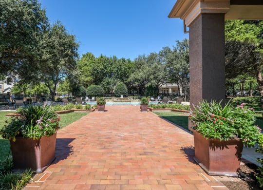 resort-inspired pathway to the swimming pool at Stoneleigh on Spring Creek apartments
