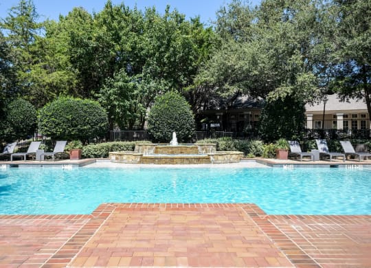 swimming pool with a fountain at Stoneleigh on Spring Creek apartments