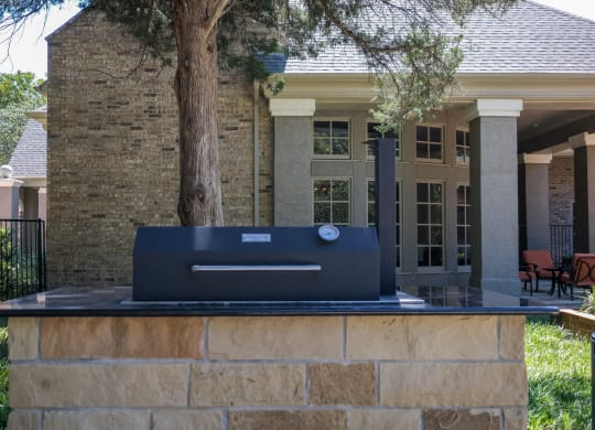 outdoor grilling area at Stoneleigh on Spring Creek apartments