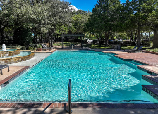 swimming pool with a fountain at Stoneleigh on Spring Creek apartments