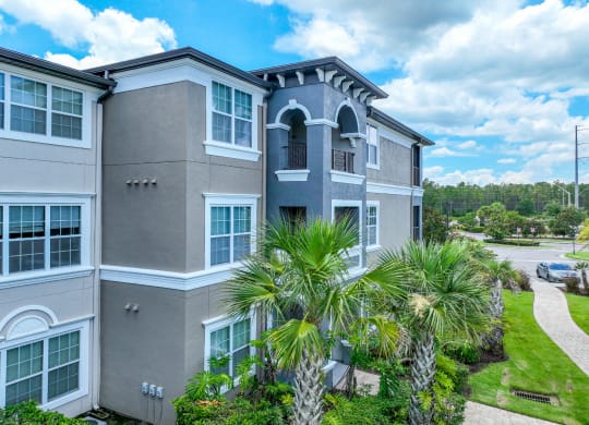 exterior building view of The Reserves at Alafaya apartments