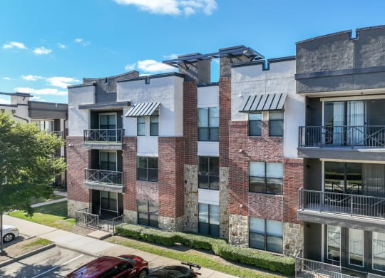 exterior view of Soho Parkway apartments McKinney, TX